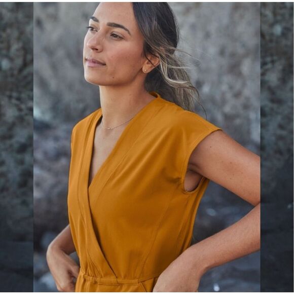 NWT Athleta Marlow Romper‎ Size Medium Tuscan Yellow Gold - Picture 3 of 8